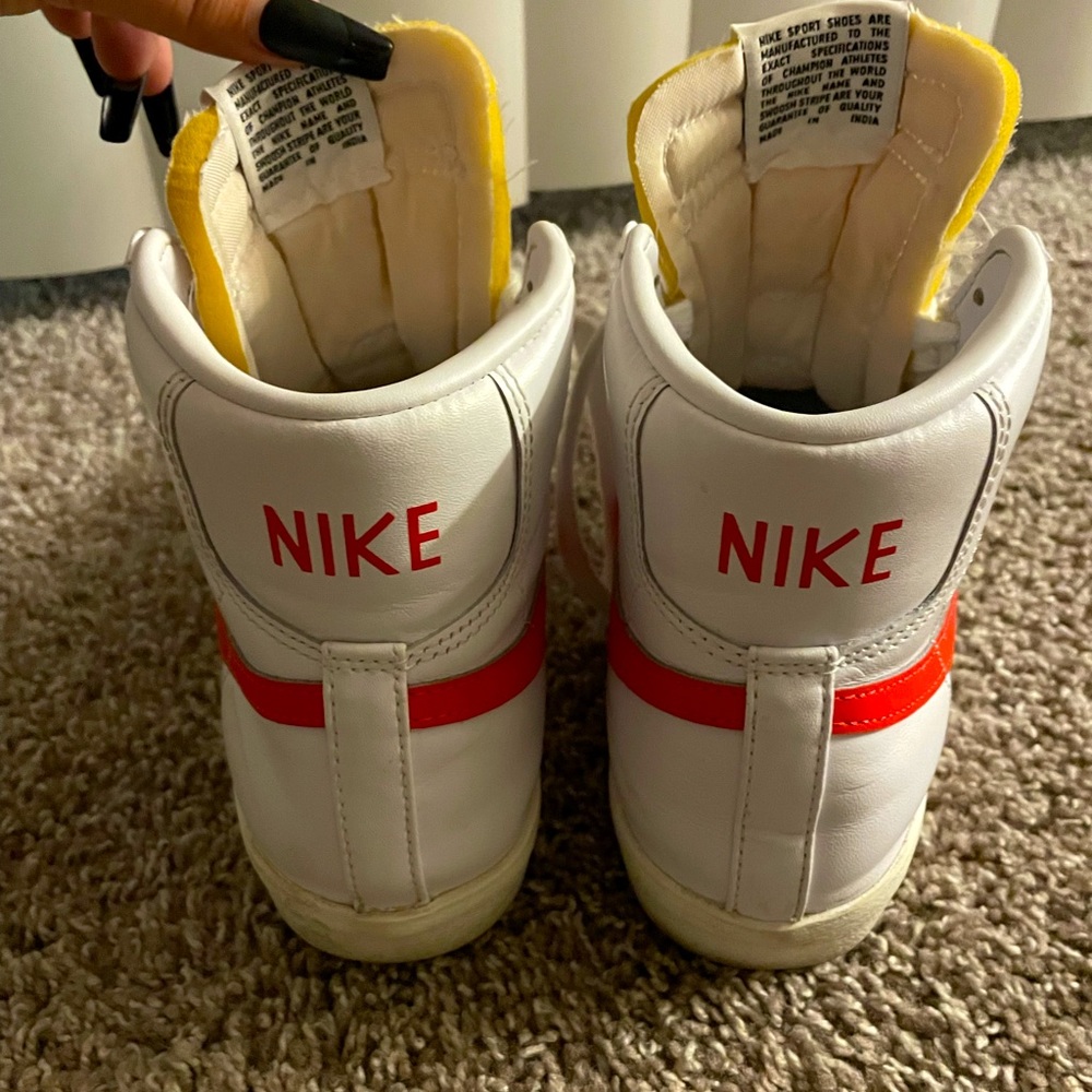 NIKE BLAZER MID - red